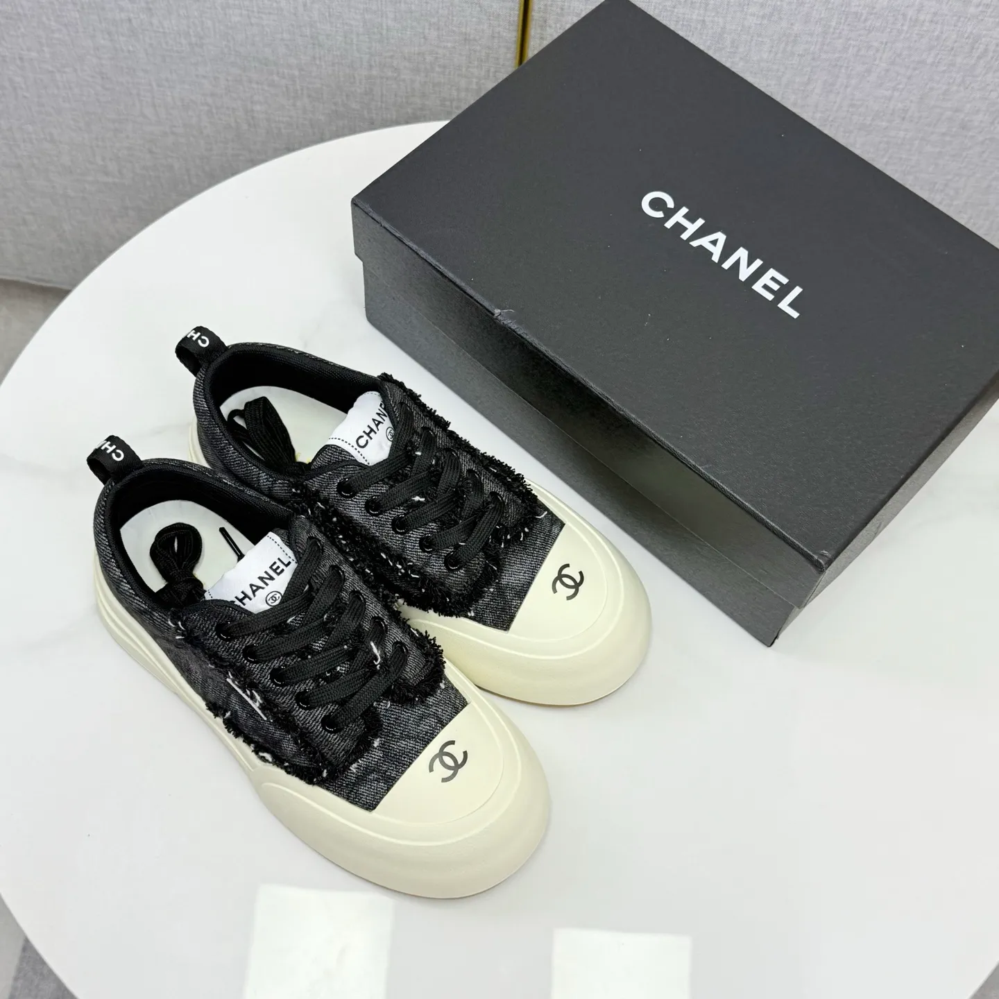 👟👟Ex-factory price 600👟👟Chanel Panda Shoes! 2025 counter's top casual sports shoes, this classic design; the upper is in the style of electric embroidery with various techniques; the outsole is fashionable and sporty; the unusual inclusion of a variety of color matching elements... The diversified mix and match is very good-looking and versatile, and can be used for leisure, fashion, sports, and outdoor... ꫛꫀꪝ Go➫ Materials: ❶Upper made of: original imported first-layer silk cowhide + original version waterproof cloth + original first-layer cowhide ❷Inner lining: Original Yangli+wang ❸ Outsole based on: Original TPU combination outsole Counter boutique packaging complete set for women 35–41